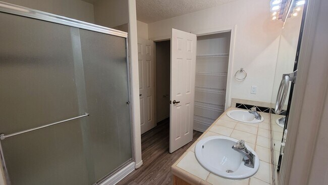 Building Photo - Spacious 4 bedroom in 7 Bar North! Near Cottonwood and Rio Rancho.