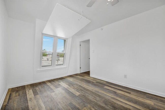 Building Photo - 123 The Strand