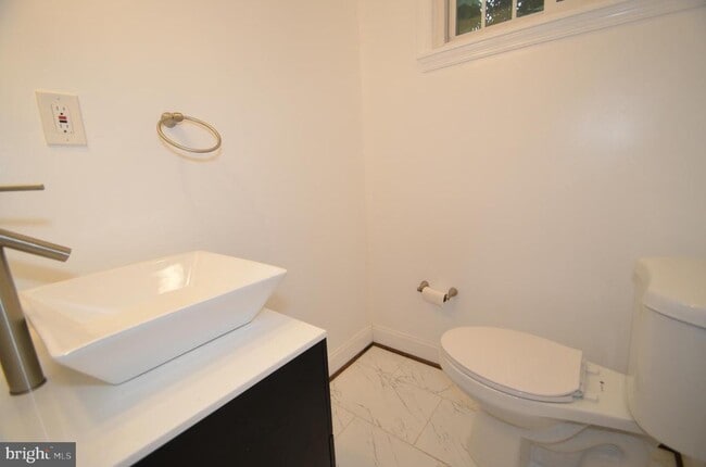 Building Photo - 5200 Kings Park Dr