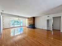 Building Photo - Charming 3 bedroom 2 bath townhouse