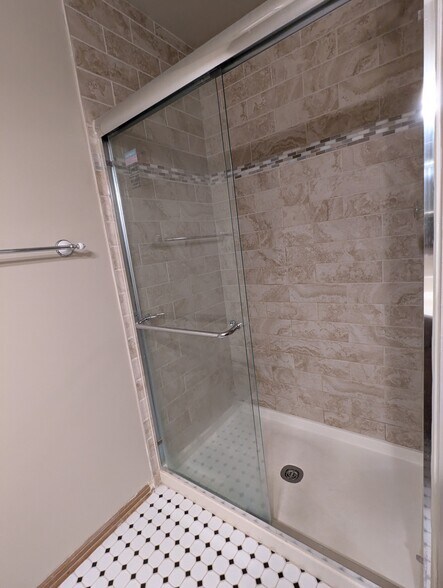 Building Photo - 245 Memory Ln