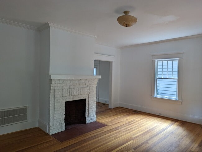 Building Photo - 901 W Markham Ave