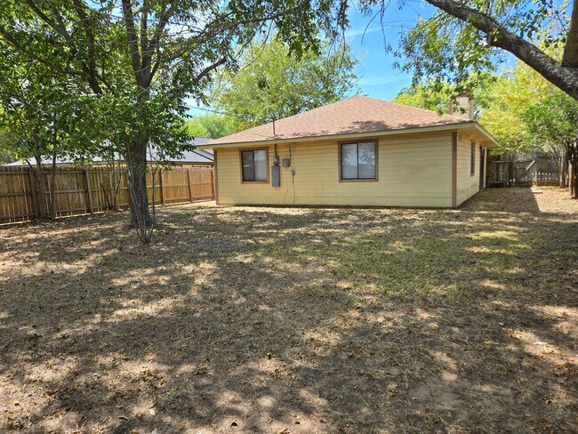Building Photo - 1106 Buttercup Cir