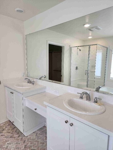 Building Photo - 26065 Plumcot Dr