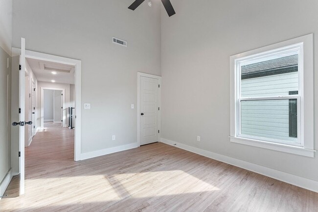 Building Photo - 491 S Happy Hollow Rd