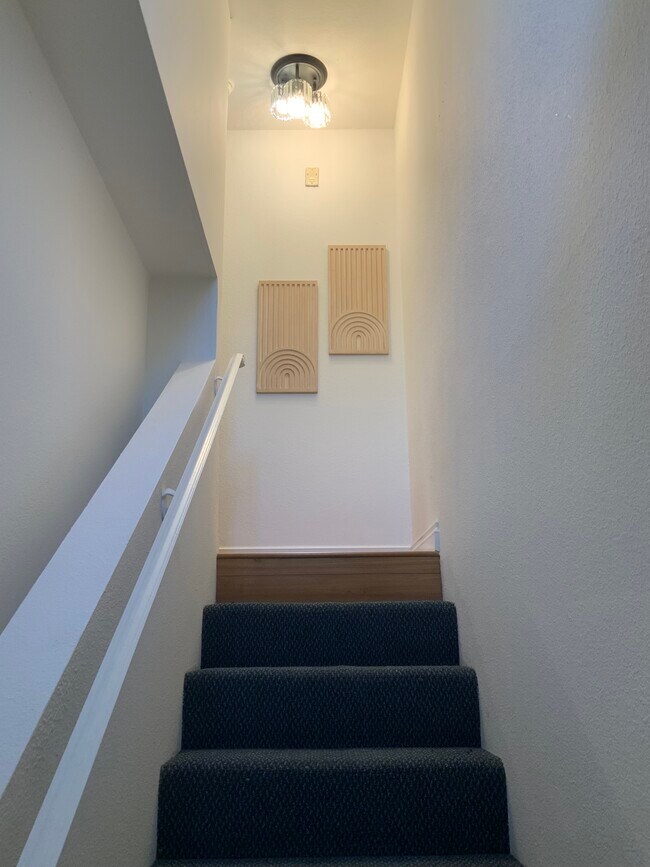 Building Photo - 355 N Maple St