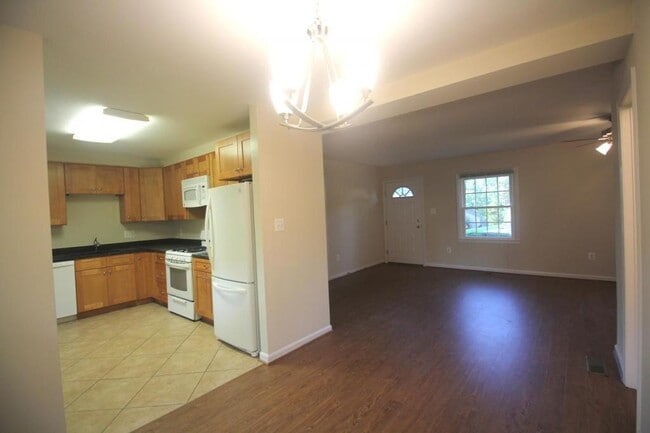 Building Photo - 605 W Maple Ave