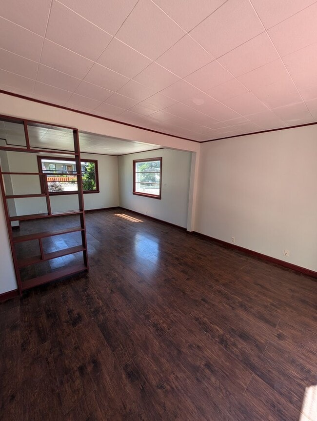 Building Photo - A Quarky Bremerton Original! Tons of Space...