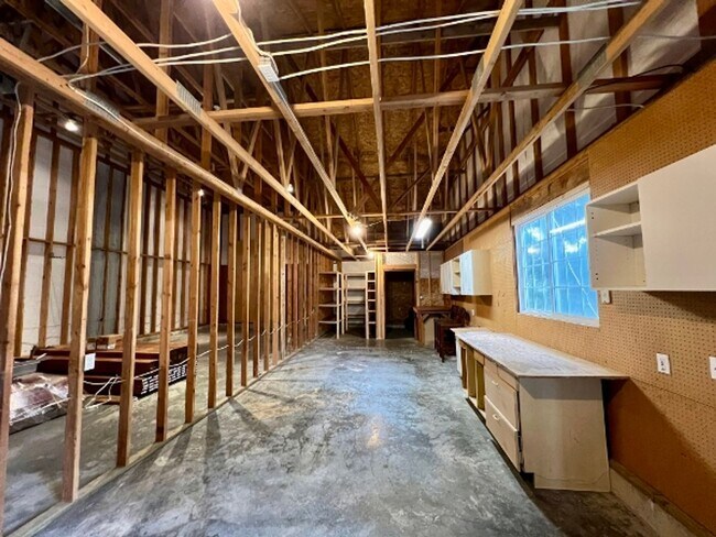 Building Photo - Renovated 3BD w/ Large Shop