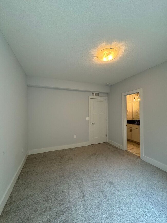 Building Photo - 4 Bedroom, 3 1/2 bathroom in Olathe!