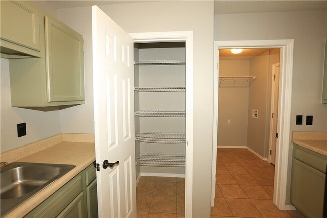 Building Photo - 900 SW River Rock St