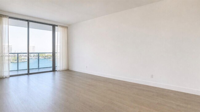Building Photo - 900 Bay Dr