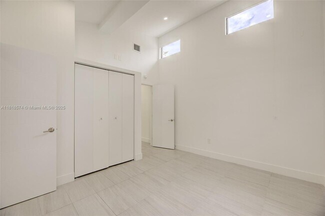 Building Photo - 5895 SW 50th Terrace