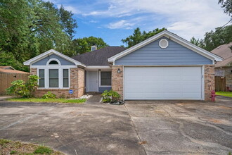 Building Photo - Featuring 3 spacious bedrooms and 2 full bathrooms, this residence blends comfort, style, and con...