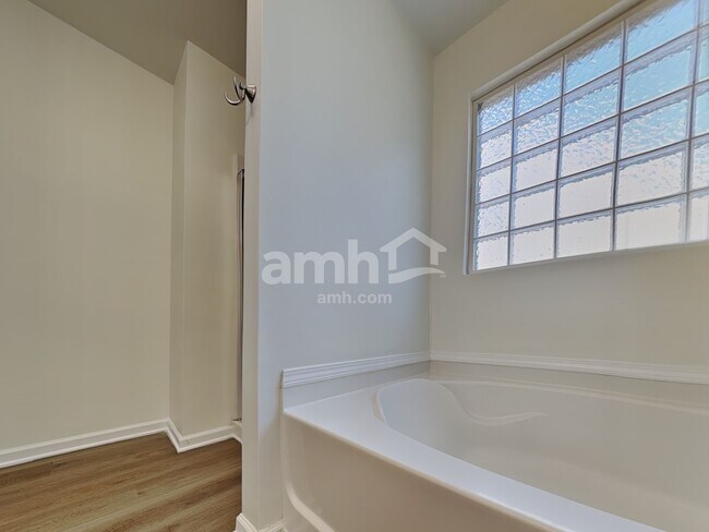 Building Photo - 8730 Royal Bluff Dr