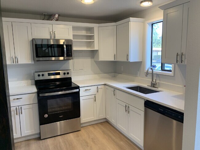 Building Photo - Townhome Available for Move-In!