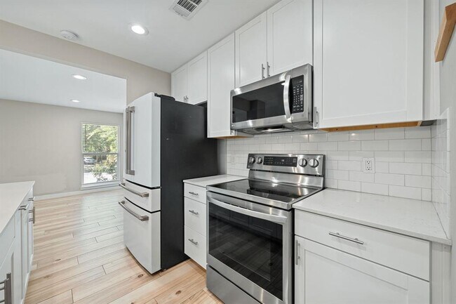 Building Photo - 6707 Columbia Dr