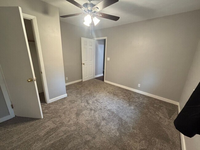 Building Photo - Charming 3 Bedroom 1 Bathroom Brick Ranch ...