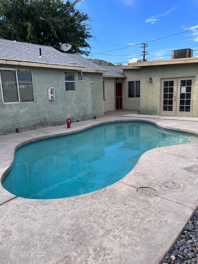 Building Photo - AVAILABLE NOW- Studio with private yard