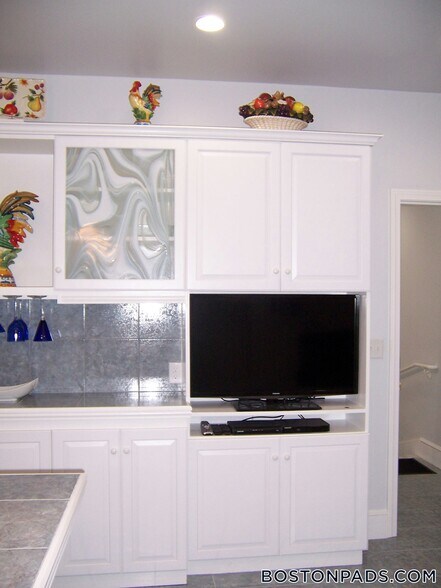 Building Photo - 188 Maverick St