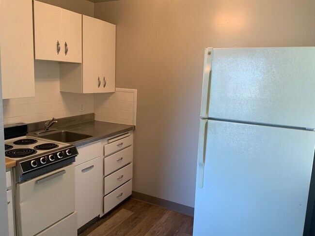 Building Photo - LOWER SOUTH HILL ONE BEDROOM CLOSE TO HUCKLEBERRY MARKET