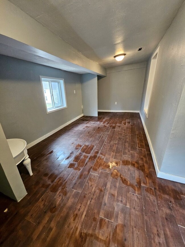 Building Photo - Upper 3 bedroom unit