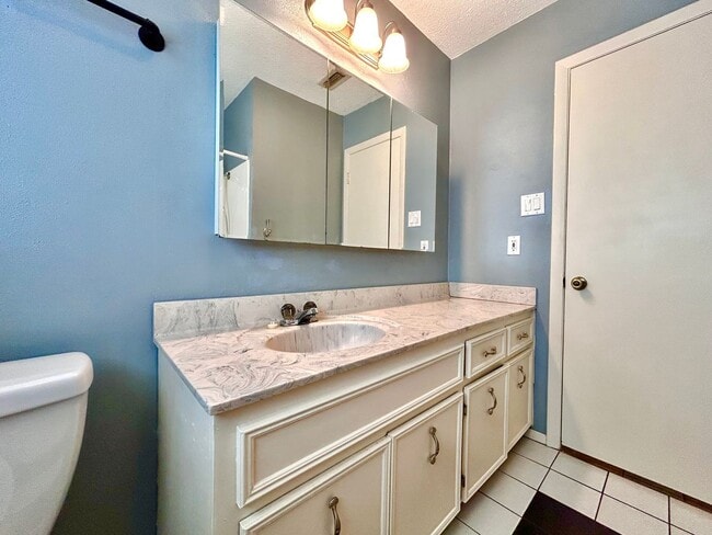 Building Photo - Warm & Inviting 3 Bed, 2 Bath Home with 2-Car Garage & Fireplace