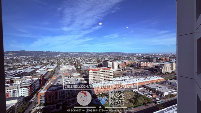 Building Photo - Bright 1 bedroom condo with spectacular views on the 25th floor!