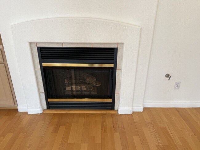 Building Photo - GET READY FOR SUMMER IN THIS BEAUTIFUL 5 BEDROM 3 BATHROOM HOME WITH A STATE OF THE ART APPLIANCE...