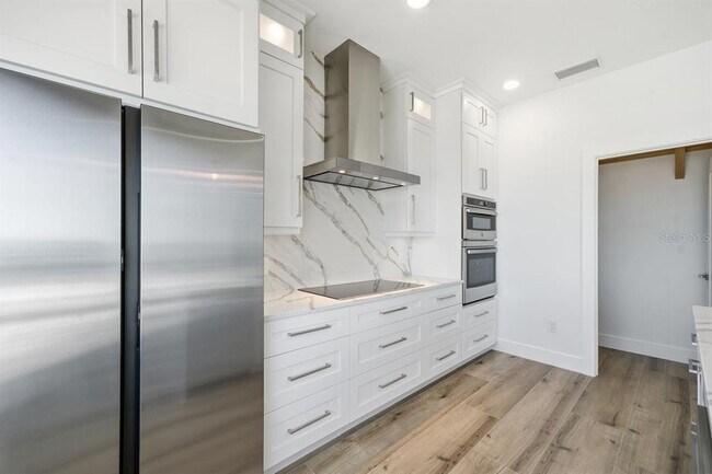 Building Photo - 1909 Gulfview Dr