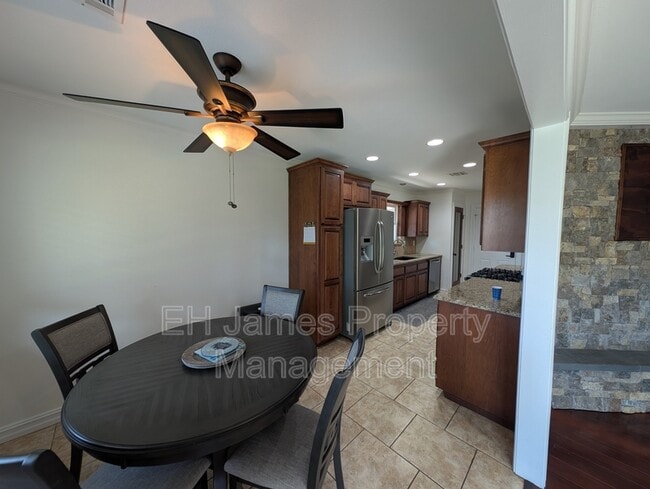 Building Photo - 4626 S Maplewood Ave