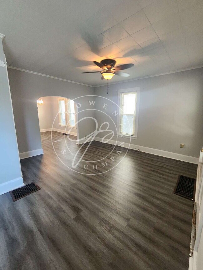 Building Photo - "Charming 2 possible 3-Bedroom Home on Uta...