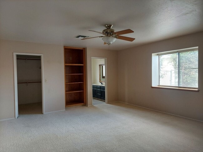 Building Photo - Please Contact VAUGHN REALTY to set up an appointment 760-446-6561