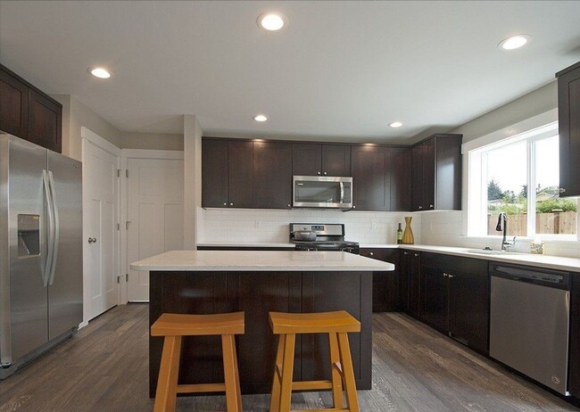 Building Photo - 3 Bed 2 Bath - Craftsman - Pet Friendly - ...