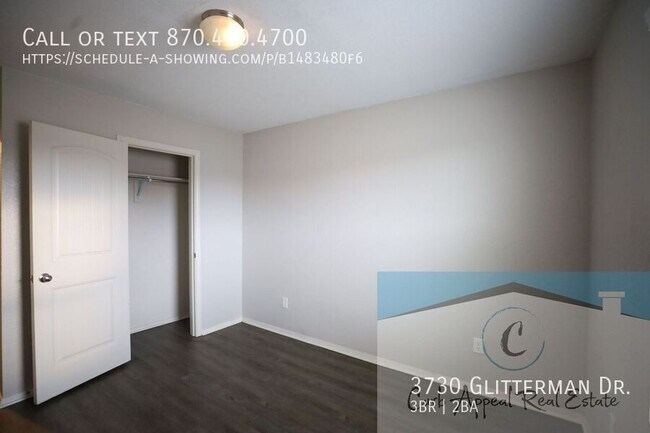 Building Photo - Move in special $900!! Beautiful 3 bed / 2...