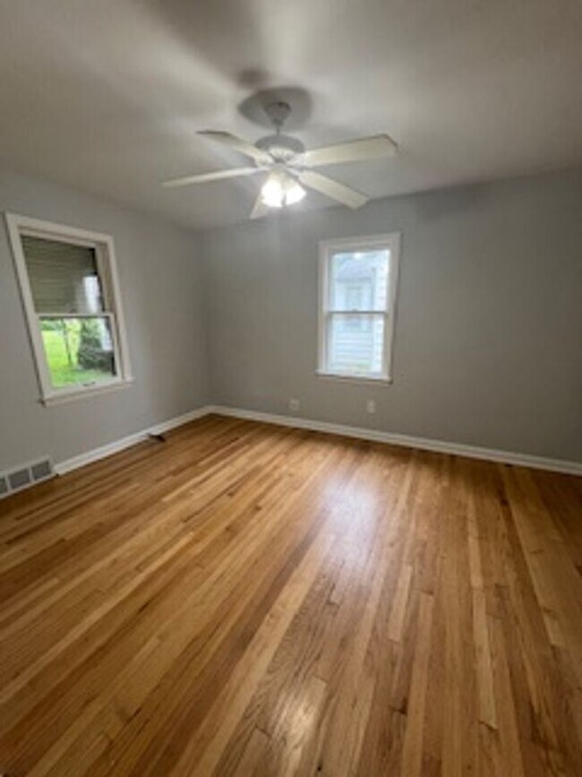 Building Photo - 871 E 232 St