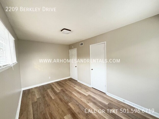Building Photo - 2209 N Berkley Dr