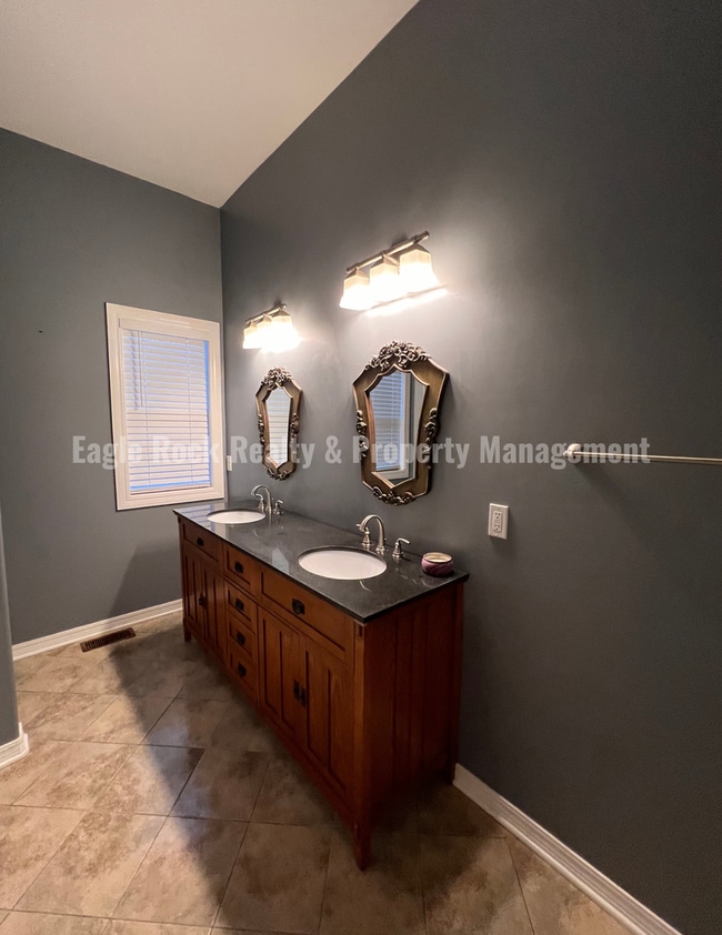 Building Photo - Historical Owen Park House for Rent (4beds/3baths)