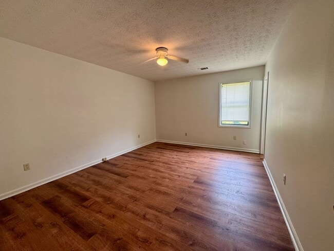 Building Photo - Corner Lot - Ranch home in Powder Springs!