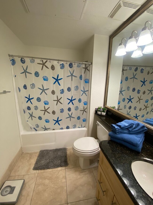 Building Photo - Charming Fully Furnished 1 Bedroom Condo: ...