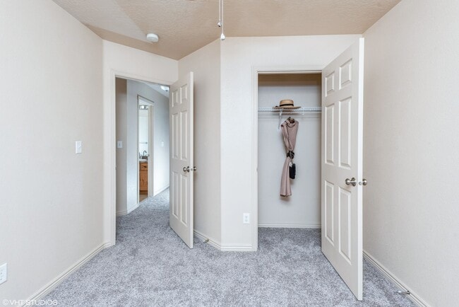 Building Photo - 3 Bedroom Townhome with Private Patio