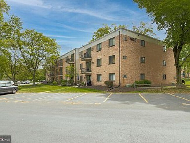 Building Photo - Remodeled Meadowood Condo Unit  3 beds 2 full baths (heat, water, sewer included great value)