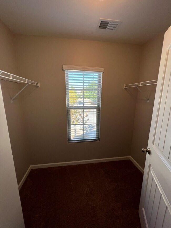 Building Photo - Upscale 3BR 2.5BA Townhome in Blackman!