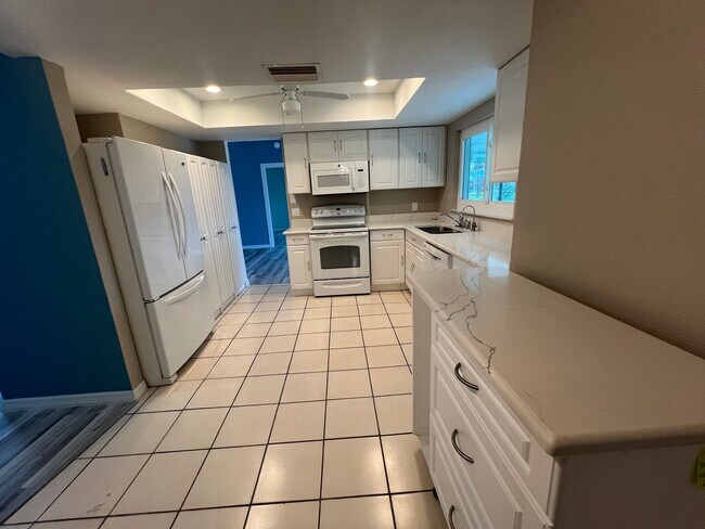 Building Photo - Annual ** Newly Renovated ** 3 Bedroom / 2...