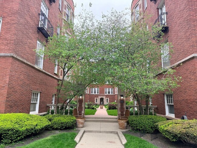 Building Photo - 736 Hinman Ave