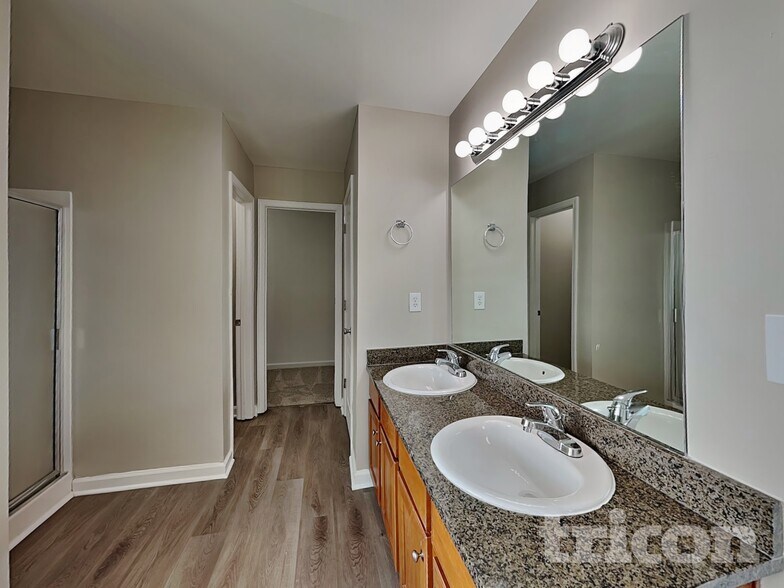 Building Photo - 905 Southfork Dr