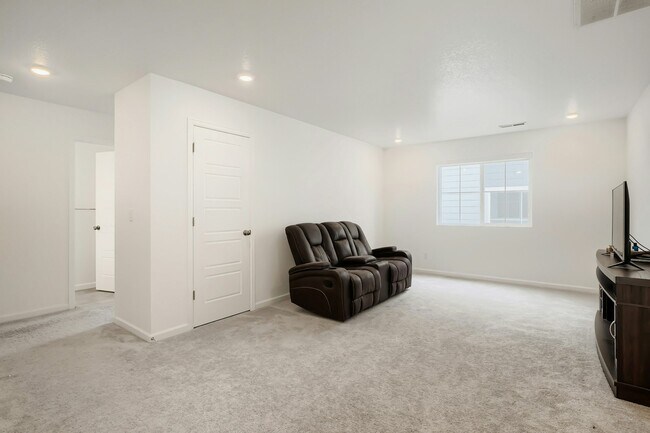 Building Photo - 3393 N Catawba Wy