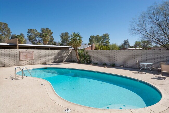 Building Photo - 4557 E Bellevue St