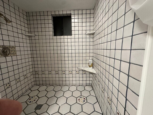 Building Photo - 19 Bronco Dr