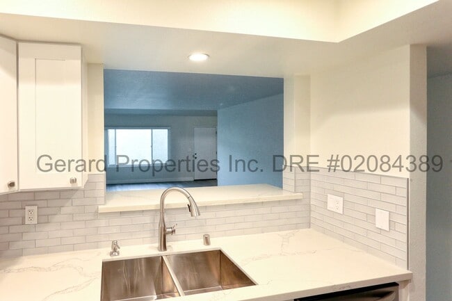 Building Photo - 3 bedroom Townhome with downstairs primary...